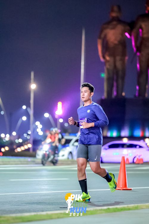 Race photo from PIK NITE RUN 2025