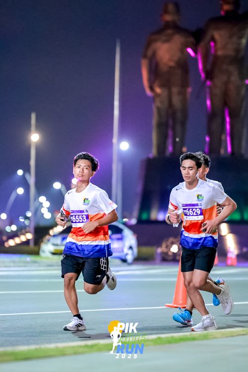 Race photo from PIK NITE RUN 2025