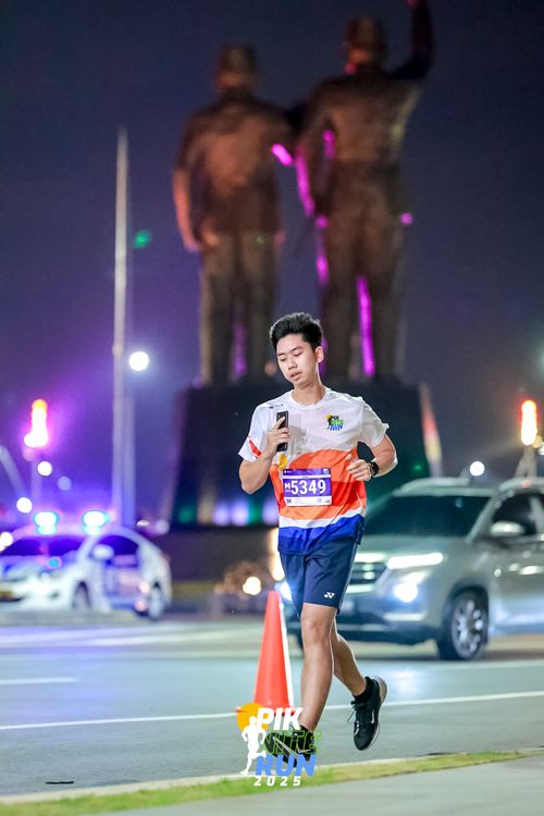 Race photo from PIK NITE RUN 2025