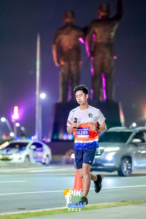 Race photo from PIK NITE RUN 2025