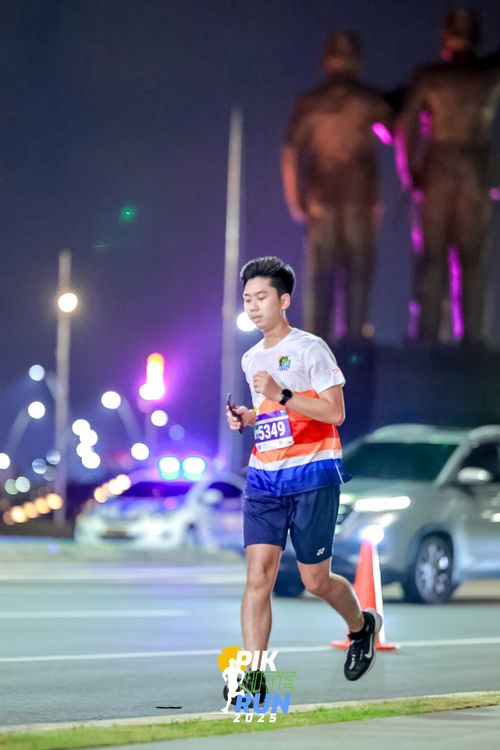 Race photo from PIK NITE RUN 2025