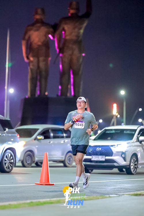 Race photo from PIK NITE RUN 2025