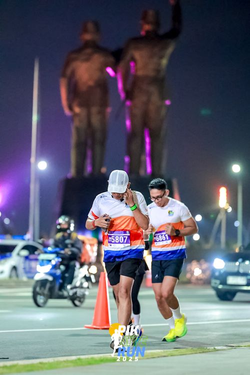 Race photo from PIK NITE RUN 2025
