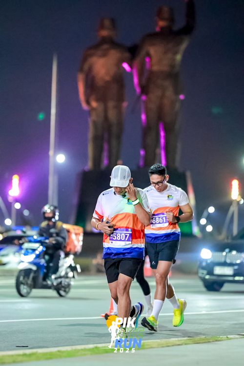 Race photo from PIK NITE RUN 2025