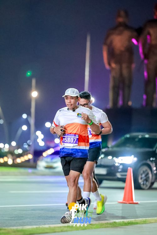 Race photo from PIK NITE RUN 2025