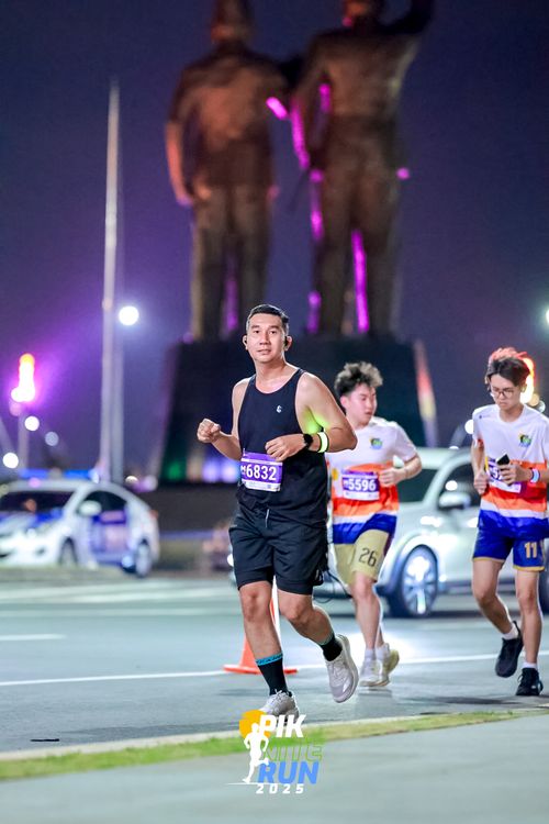 Race photo from PIK NITE RUN 2025