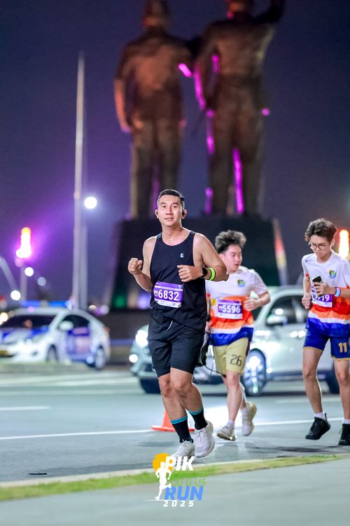 Race photo from PIK NITE RUN 2025