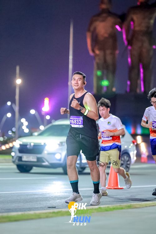 Race photo from PIK NITE RUN 2025