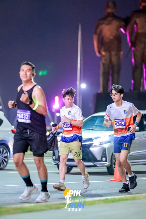 Race photo from PIK NITE RUN 2025