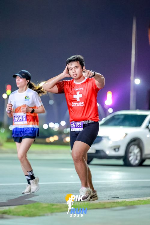 Race photo from PIK NITE RUN 2025