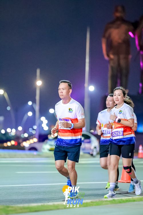 Race photo from PIK NITE RUN 2025