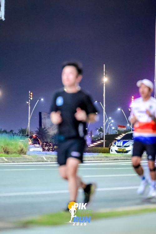 Race photo from PIK NITE RUN 2025
