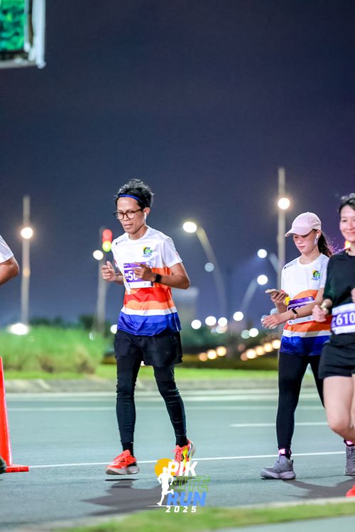 Race photo from PIK NITE RUN 2025