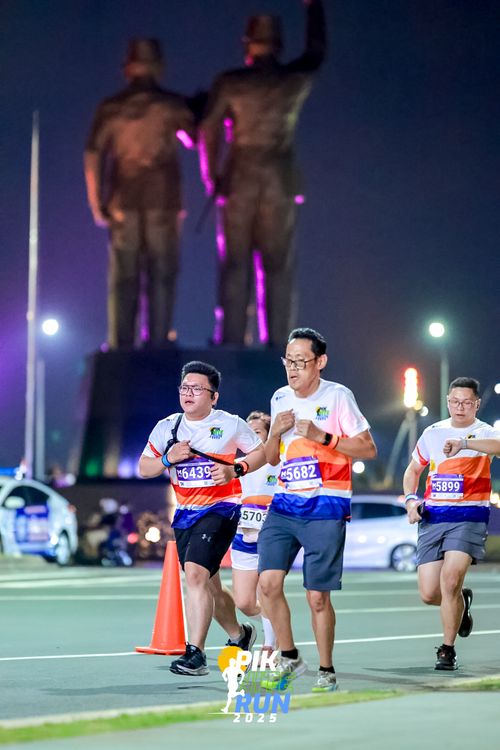Race photo from PIK NITE RUN 2025