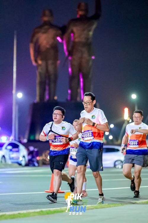 Race photo from PIK NITE RUN 2025