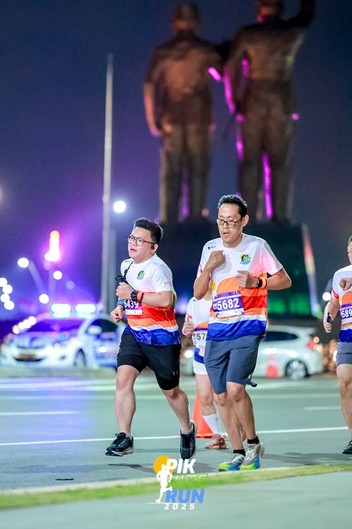 Race photo from PIK NITE RUN 2025