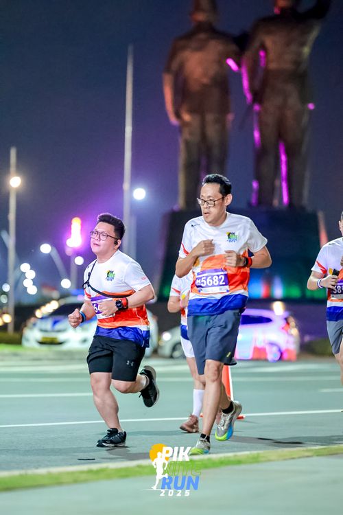 Race photo from PIK NITE RUN 2025