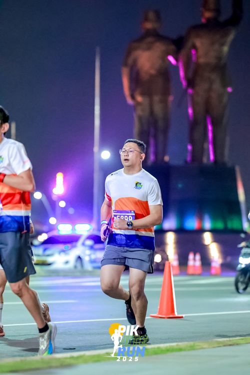 Race photo from PIK NITE RUN 2025