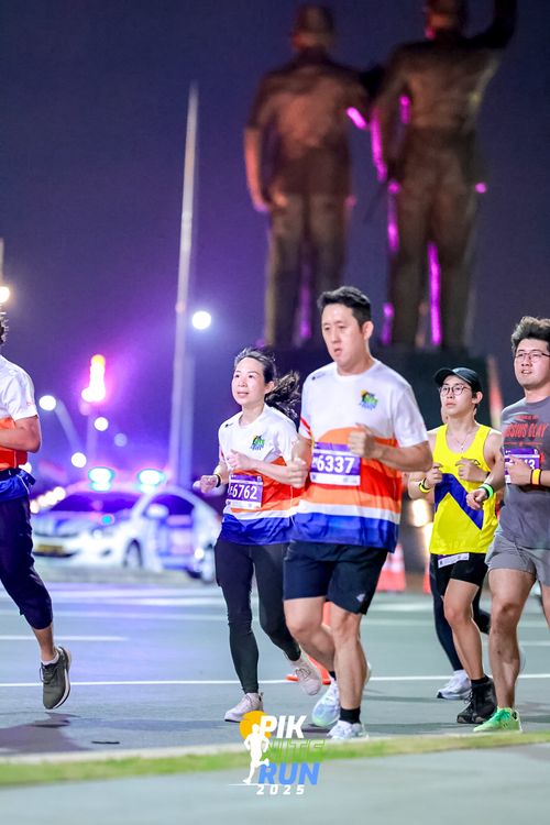 Race photo from PIK NITE RUN 2025