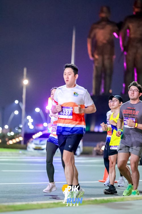 Race photo from PIK NITE RUN 2025