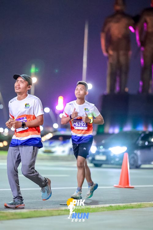 Race photo from PIK NITE RUN 2025