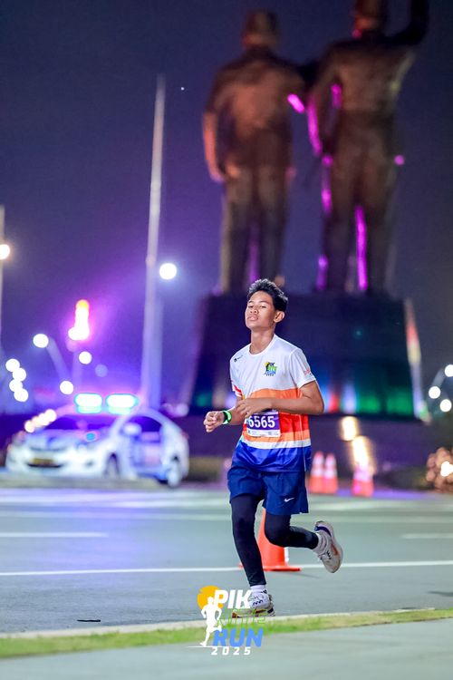 Race photo from PIK NITE RUN 2025