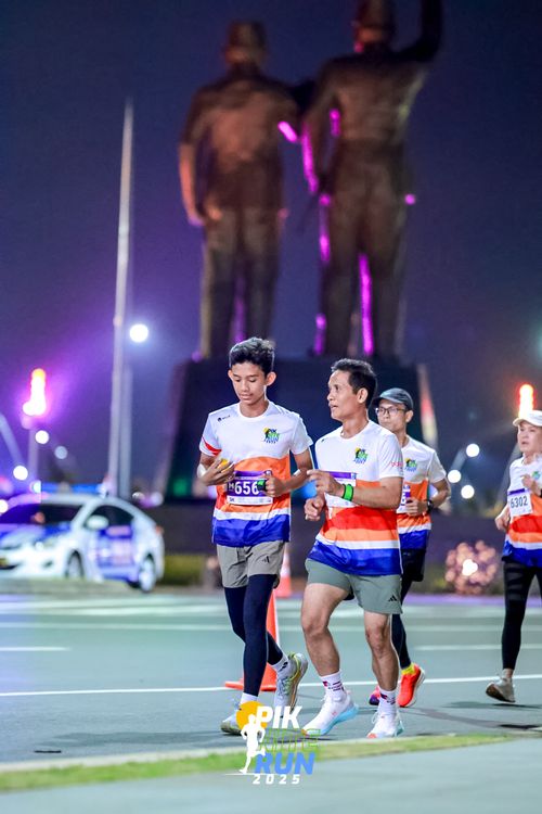 Race photo from PIK NITE RUN 2025