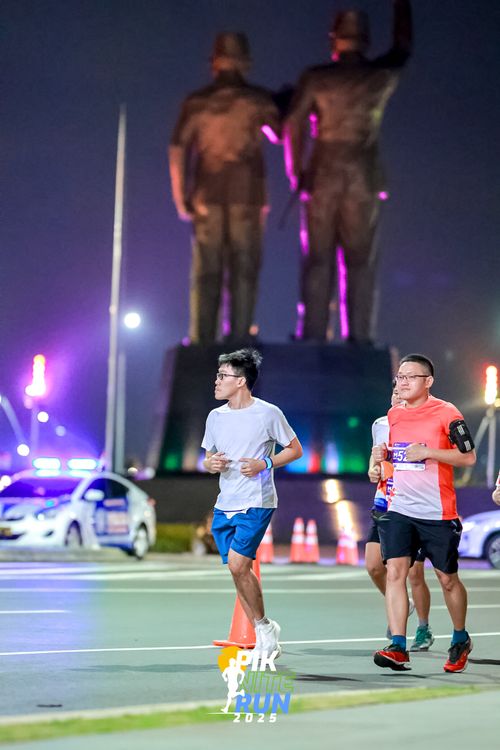 Race photo from PIK NITE RUN 2025