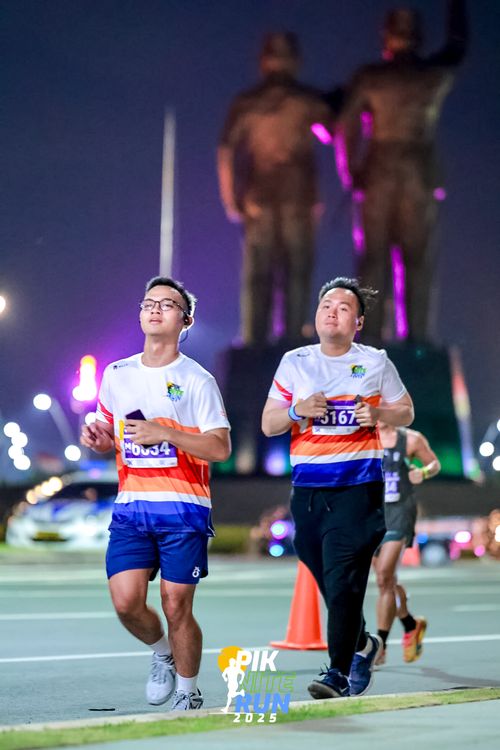 Race photo from PIK NITE RUN 2025
