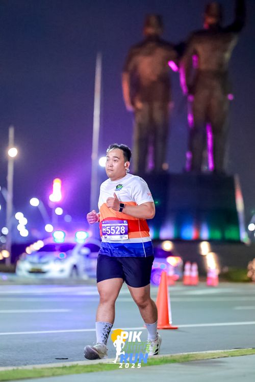 Race photo from PIK NITE RUN 2025