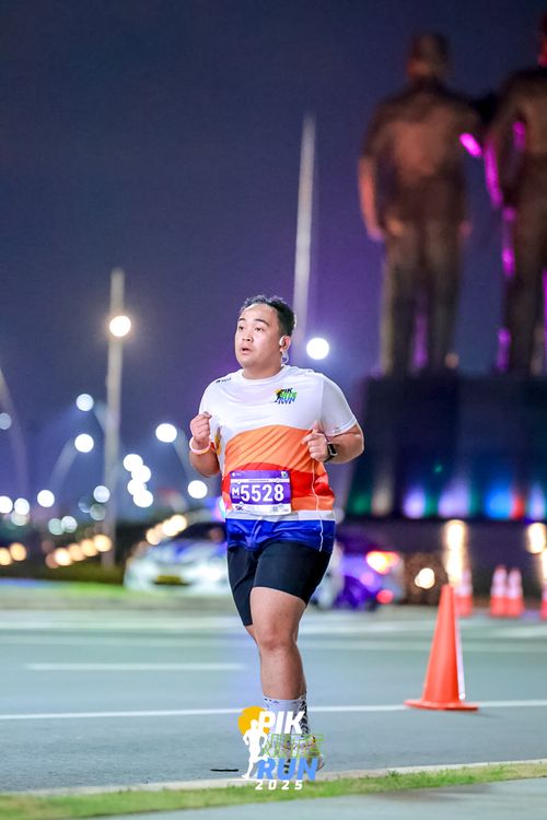 Race photo from PIK NITE RUN 2025