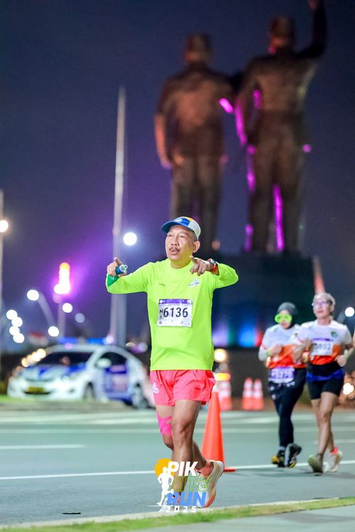 Race photo from PIK NITE RUN 2025