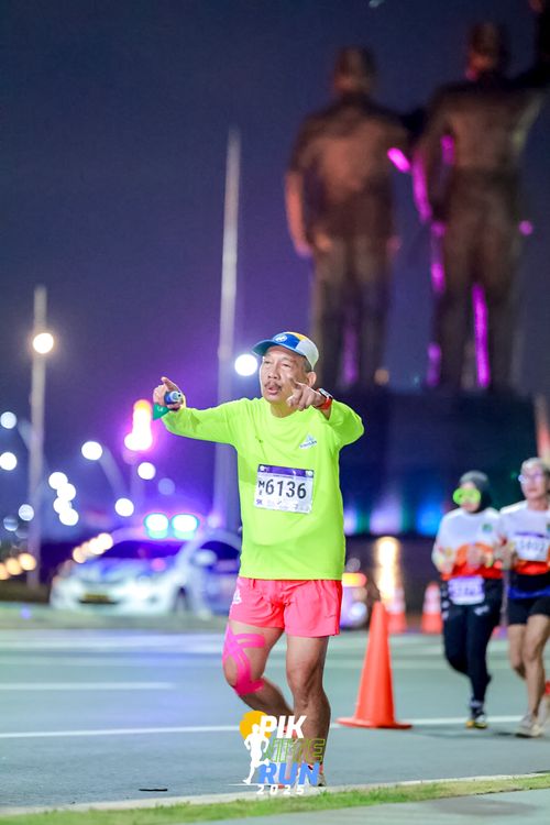 Race photo from PIK NITE RUN 2025