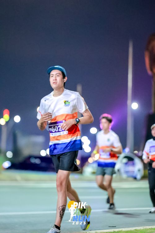 Race photo from PIK NITE RUN 2025