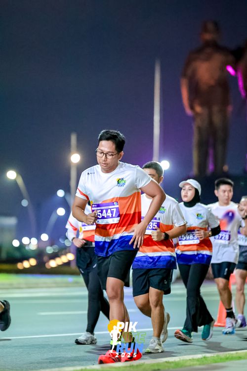 Race photo from PIK NITE RUN 2025