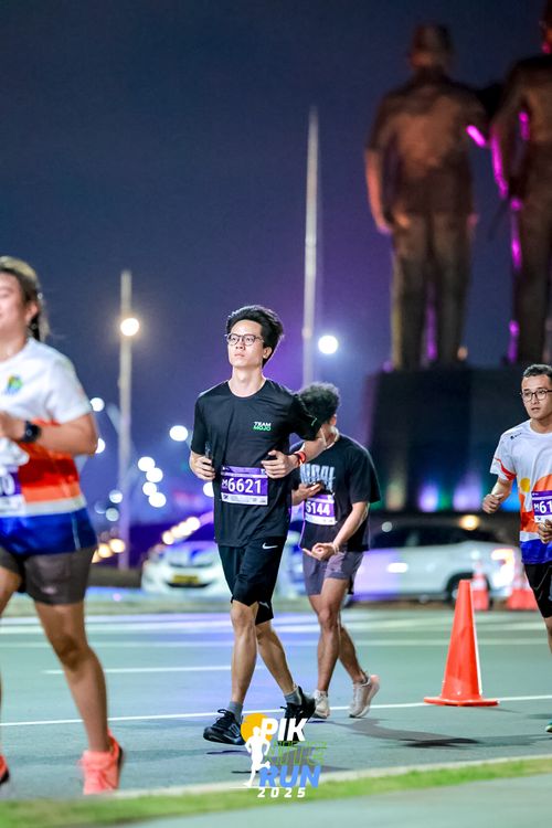 Race photo from PIK NITE RUN 2025