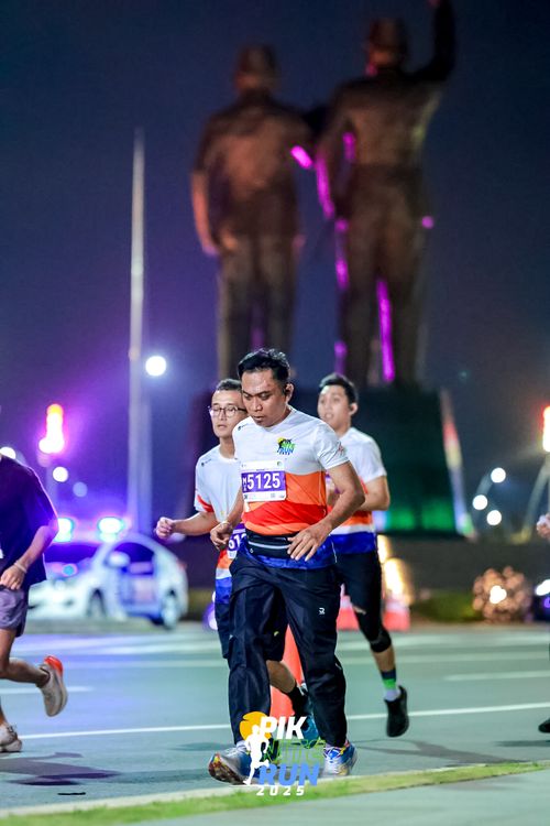 Race photo from PIK NITE RUN 2025