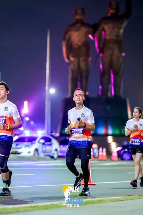 Race photo from PIK NITE RUN 2025