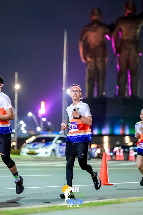 Race photo from PIK NITE RUN 2025