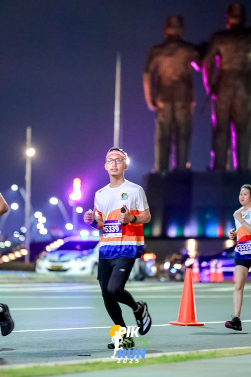 Race photo from PIK NITE RUN 2025