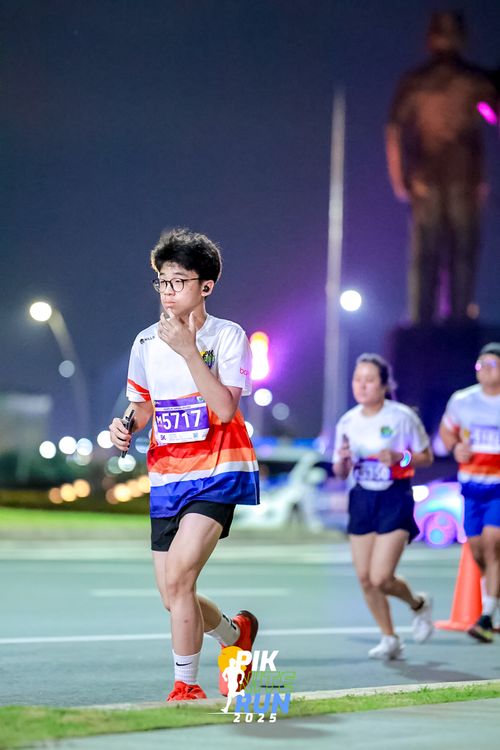 Race photo from PIK NITE RUN 2025