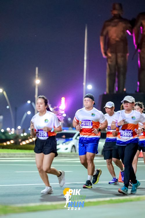 Race photo from PIK NITE RUN 2025