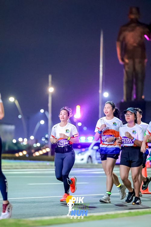 Race photo from PIK NITE RUN 2025
