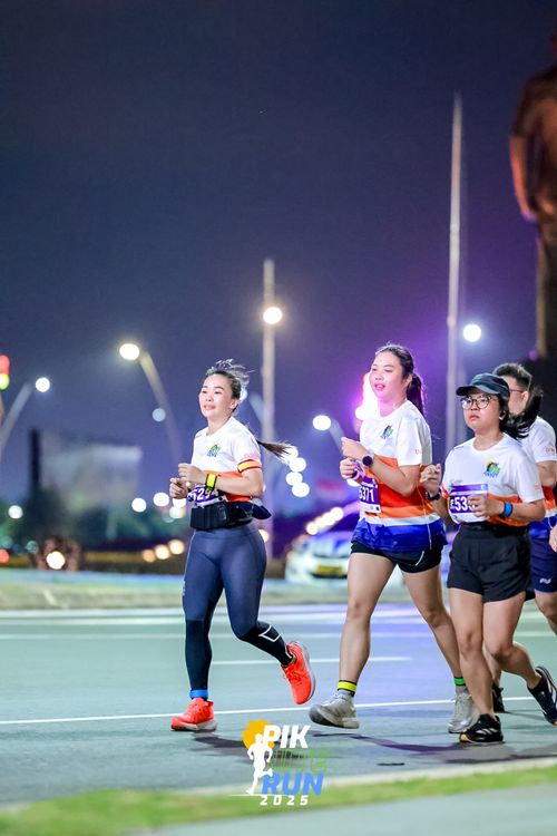 Race photo from PIK NITE RUN 2025