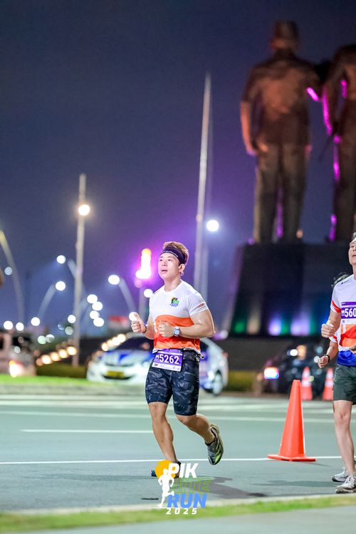 Race photo from PIK NITE RUN 2025