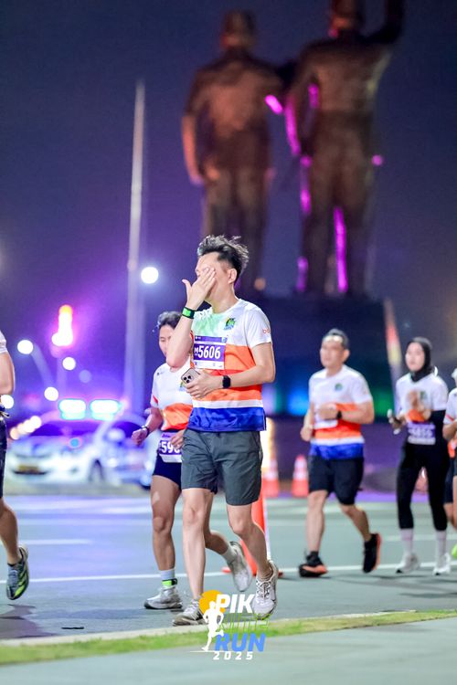 Race photo from PIK NITE RUN 2025