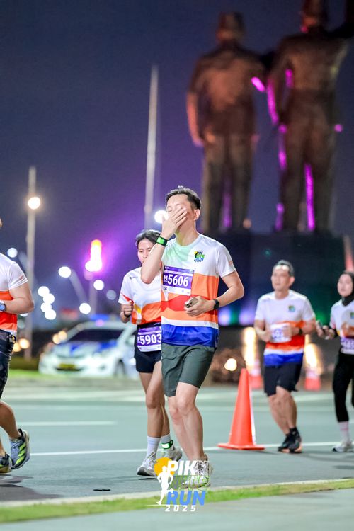 Race photo from PIK NITE RUN 2025