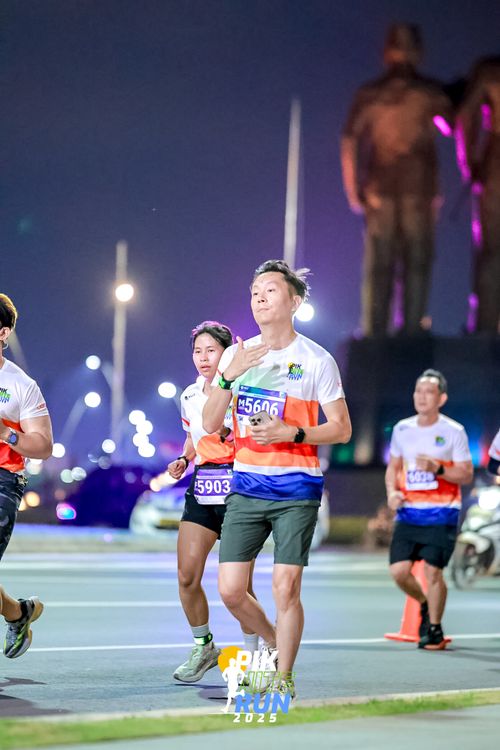 Race photo from PIK NITE RUN 2025