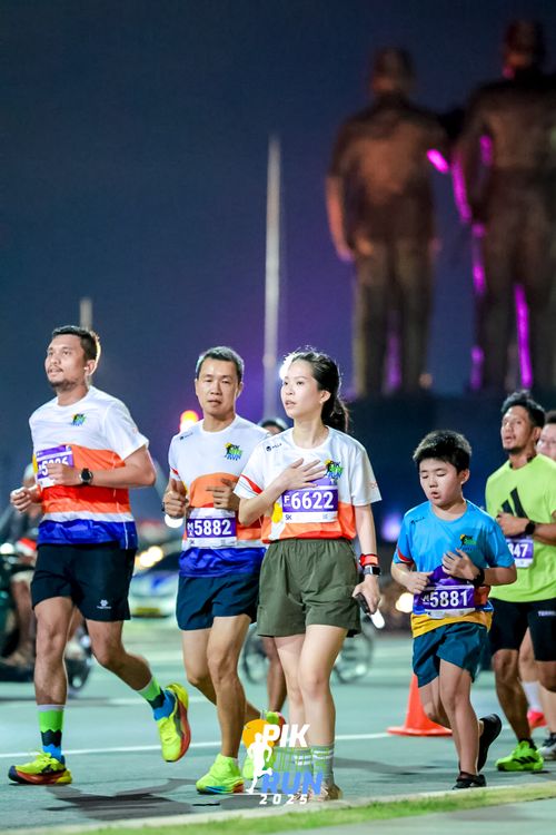 Race photo from PIK NITE RUN 2025