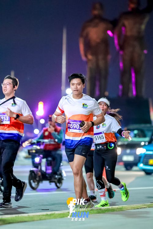 Race photo from PIK NITE RUN 2025